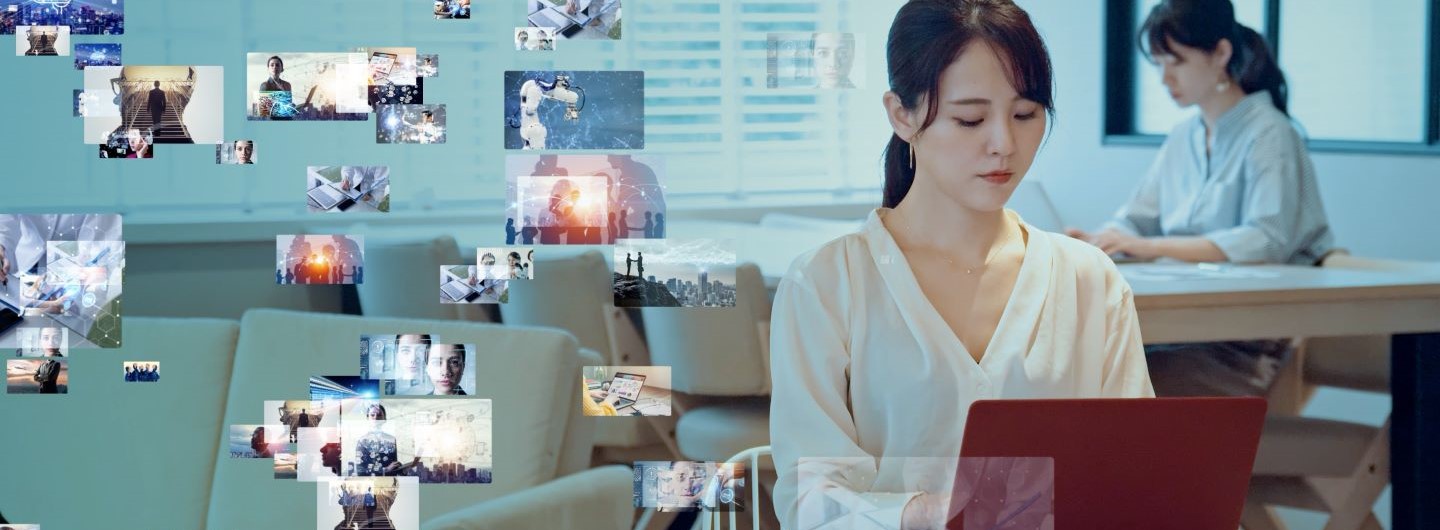 Bildbearbeitung mit Affinity Photo Weiterbildung: eine junge Frau bearbeitet Bilder am Laptop