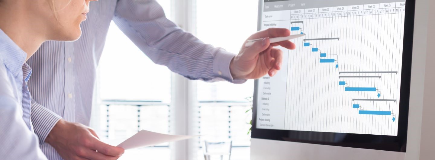 Controlling Studium: Hand zeigt mit Stift auf Controlling Statistik auf Monitor