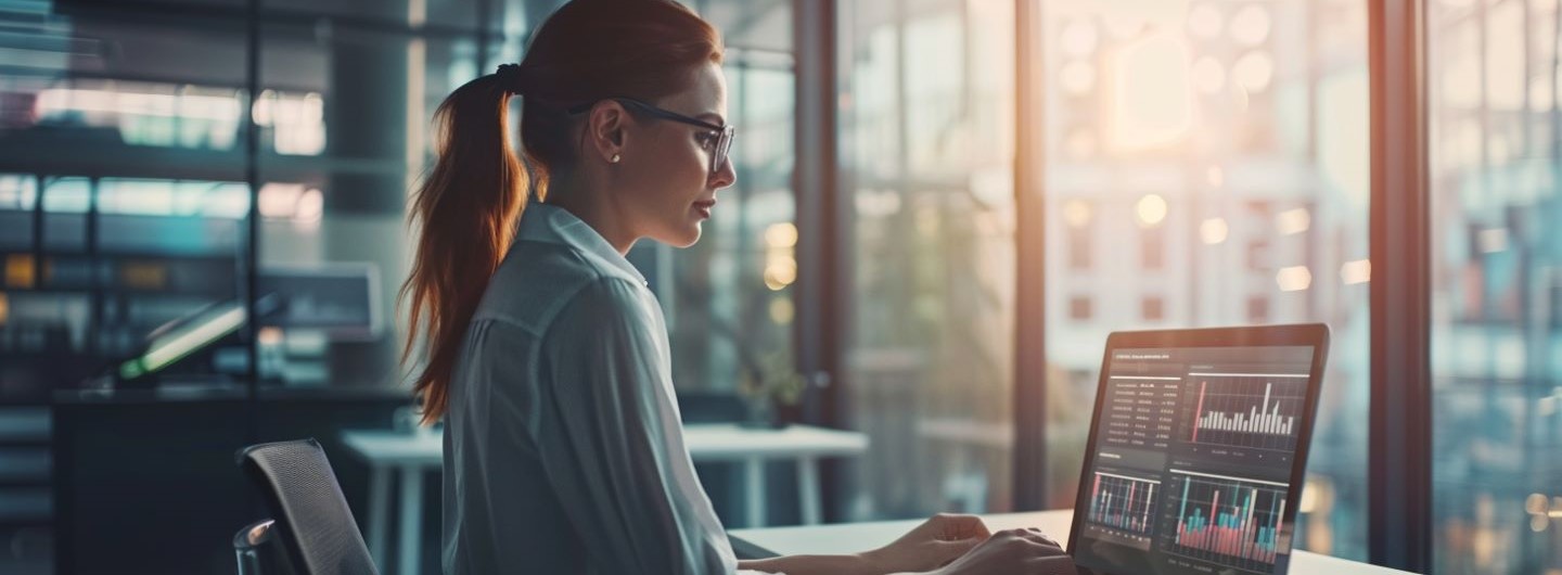 Digital Analyst Weiterbildung: ein weiblicher Digital Analyst sitzt an ihren Laptop und arbeitet