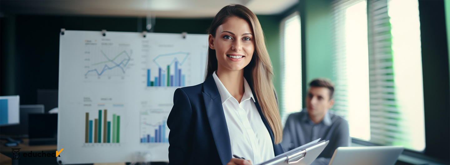 Finanzwirt Studium: Junge Finanzwirtin im Businesslook guckt lächelnd in die Kamera
