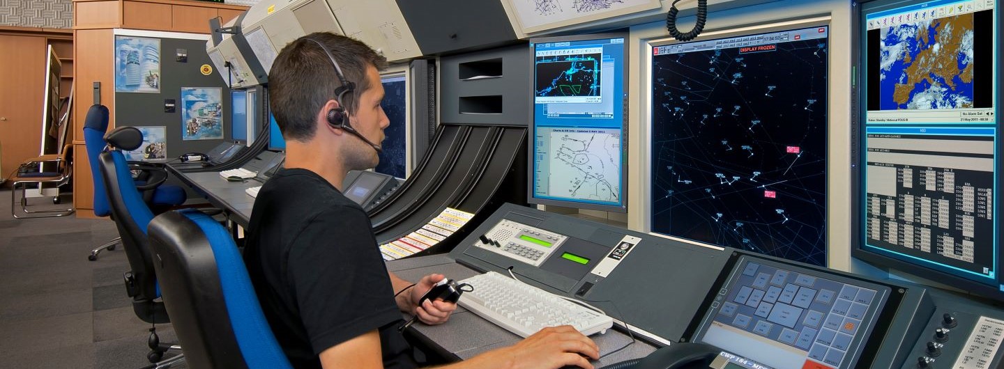 Fluglotse sitzt im Tower am Computer