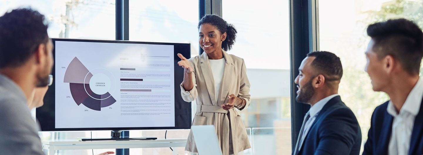 Foresight Management Studium: eine Foresight Managerin erklärt ihren Kollegen etwas