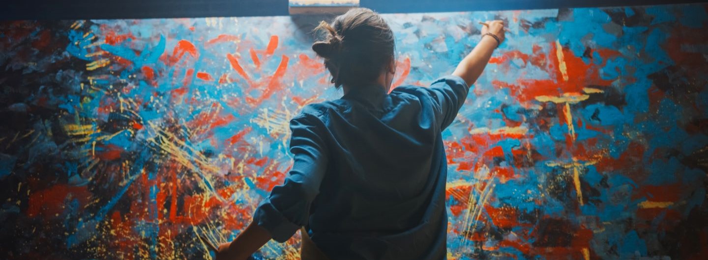 Freie Kunst Studium: Künstler malt abstraktes Ölgemälde