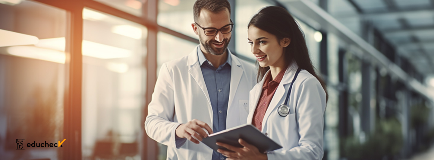 Healthcare Management Studium: Eine Ärztin und ein Business Mann tauschen sich aus