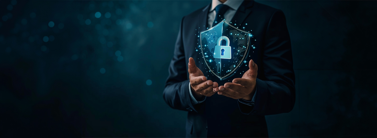 Informationssicherheitsbeauftragter Weiterbildung: ein Sicherheitsbeauftragter hält das virtuelle Icon für digitale Sicherheit in seinen Händen