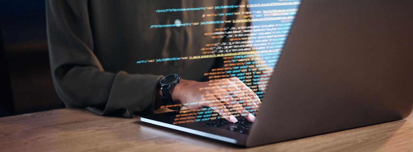 Java Programmierer Weiterbildung: eine Programmiererin sitzt am Laptop und arbeitet.
