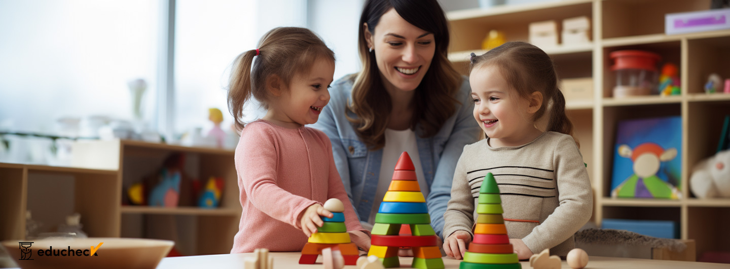 Kindheitspädagogik Studium: eine Pädagogin spielt zusammen mit zwei Kindern