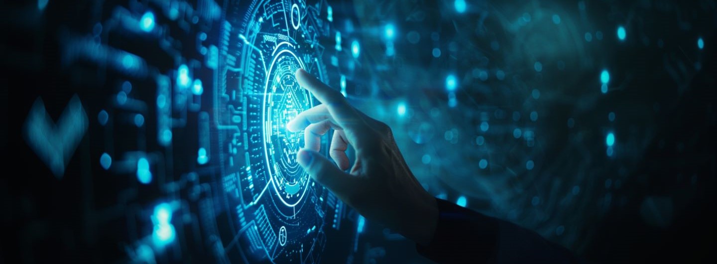 Mensch-Computer-Interaktion Studium: eine menschliche Hand tippt auf einen Screen mit digitalen Symbolen