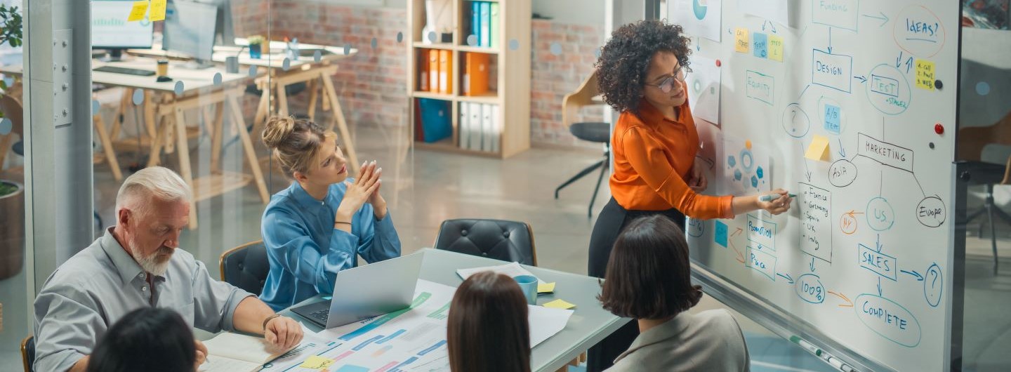 Produkt- und Servicemanagement Studium: eine Mitarbeiterin präsentiert ein Produkt- und Servicekonzept