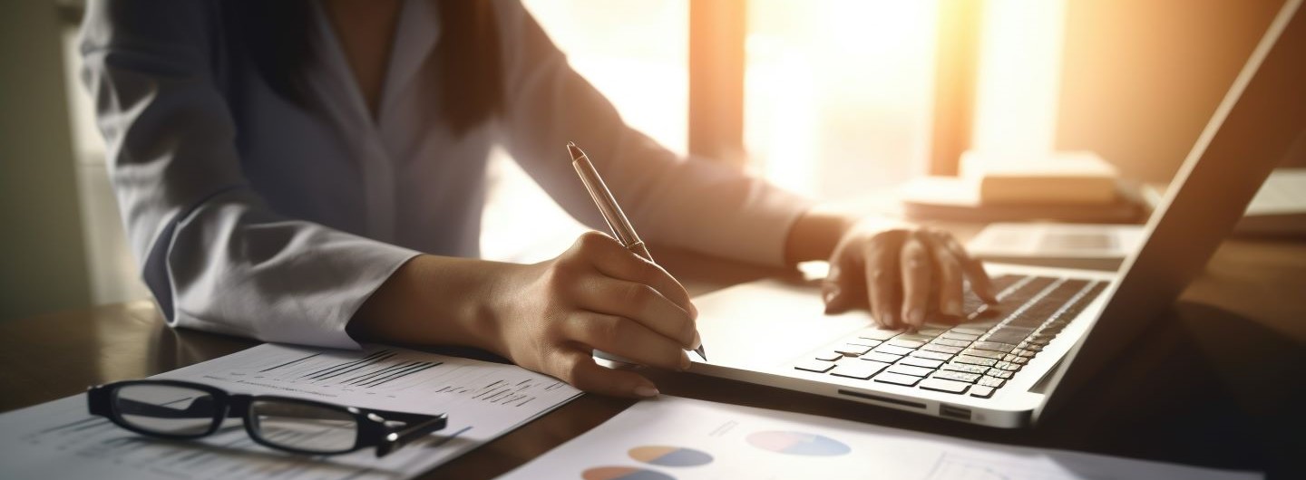 SAP-Finanzbuchhalter Weiterbildung. Eine SAP-Finanzbuchhalterin sitzt am Laptop und arbeitet