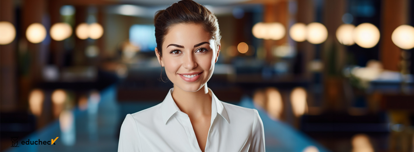Spa Manager Ausbildung Junge Spa Managerin steht vor Spa Bereich mit Pool