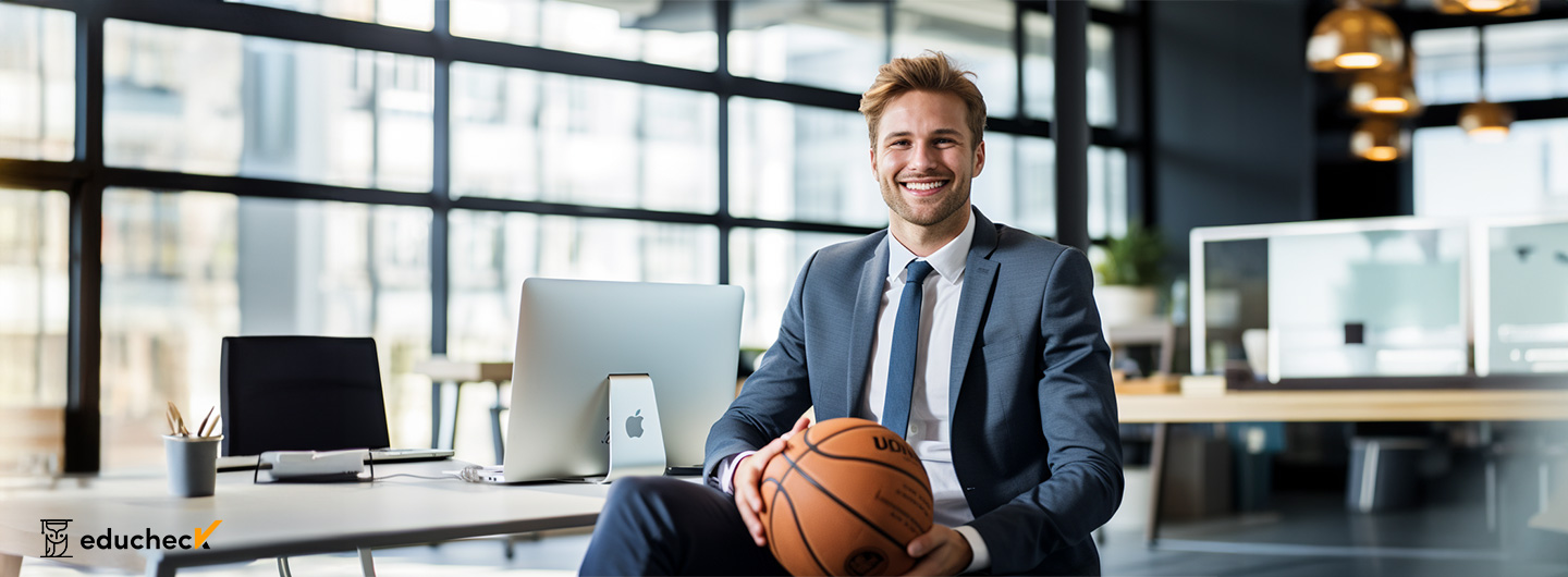 Sportmanager Ausbildung: ein Geschäftsmann schaut lächelnd in die Kamera und hält dabei ein Basketball