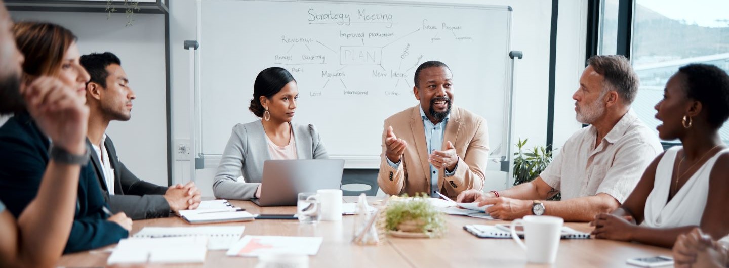 Vertriebsmanagement B2B Studium: Vertriebsmanager hat ein Meeting mit seinen Kollegen