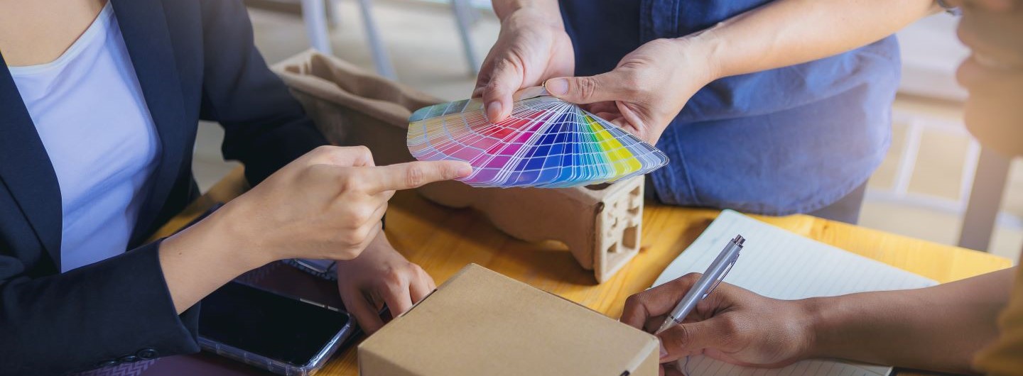 Verpackungsdesigner legen Farbe für Verpackung fest