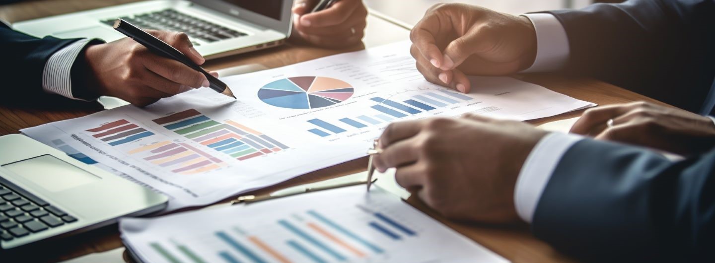Mehrere Kollegen werten die Statistiken eines nachhaltigen Unternehmens aus